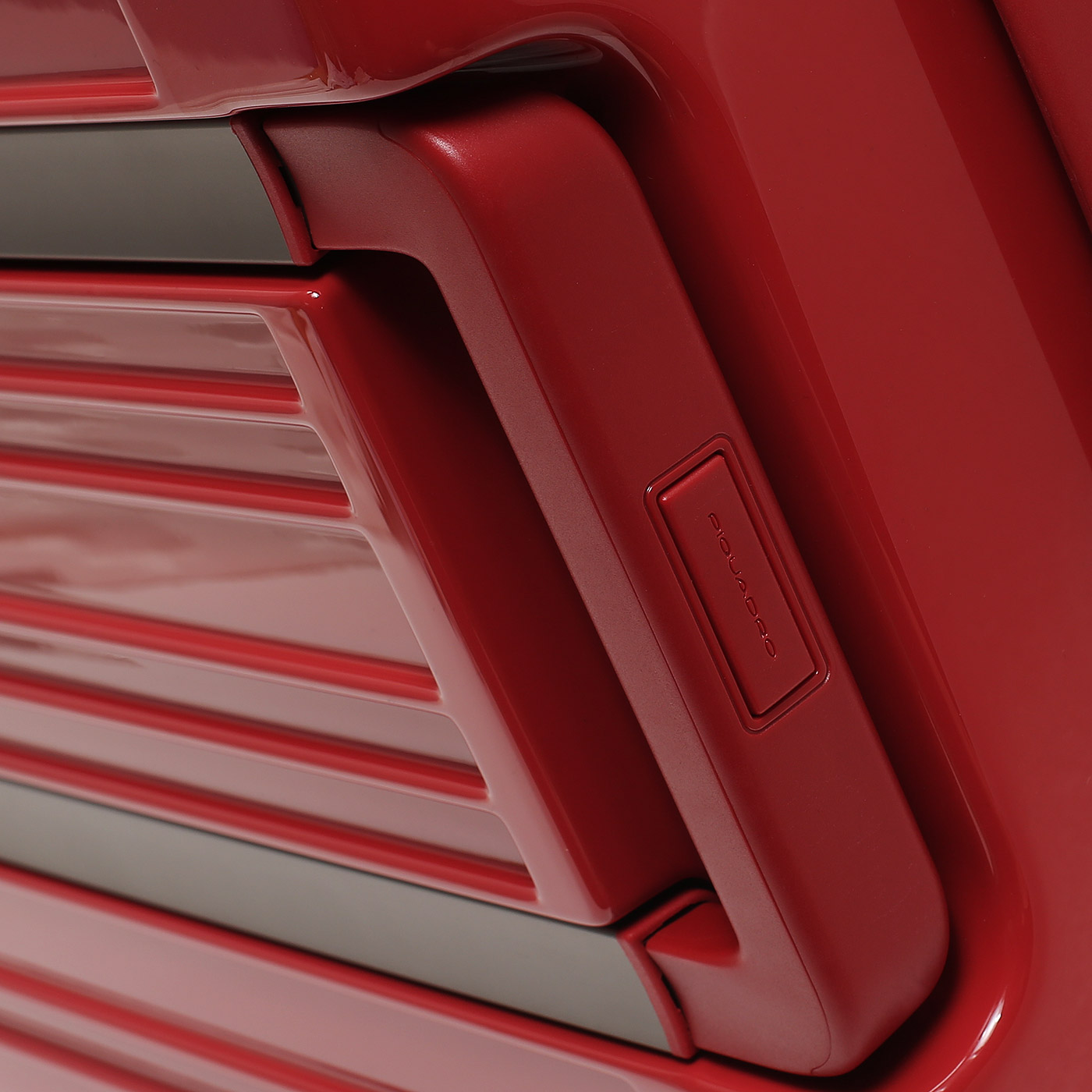 Чемодан средний M из поликарбоната Piquadro PQ Light