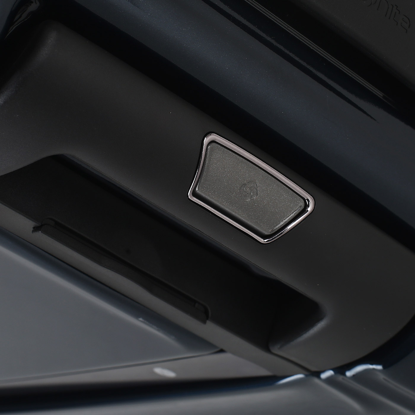 Чемодан средний M из поликарбоната Samsonite Nuon